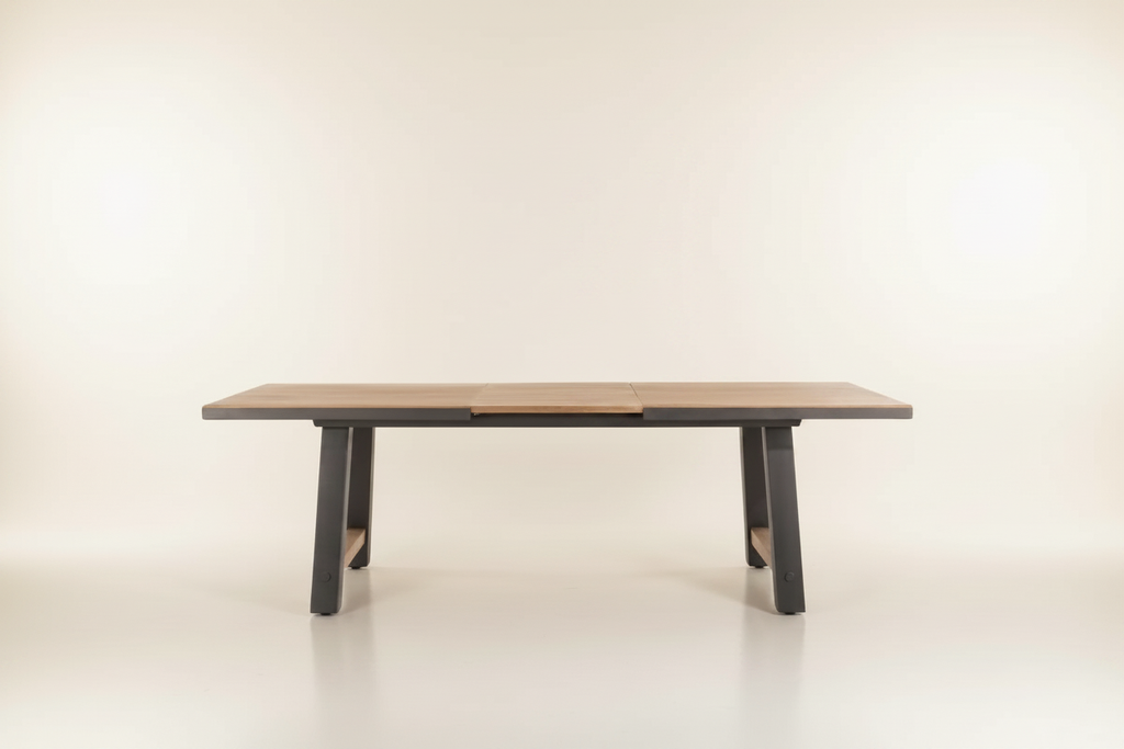 Eettafel vooraanzicht crème sweep zonder decoratie