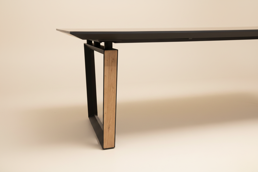Darwin eettafel — crème sweep poot detail