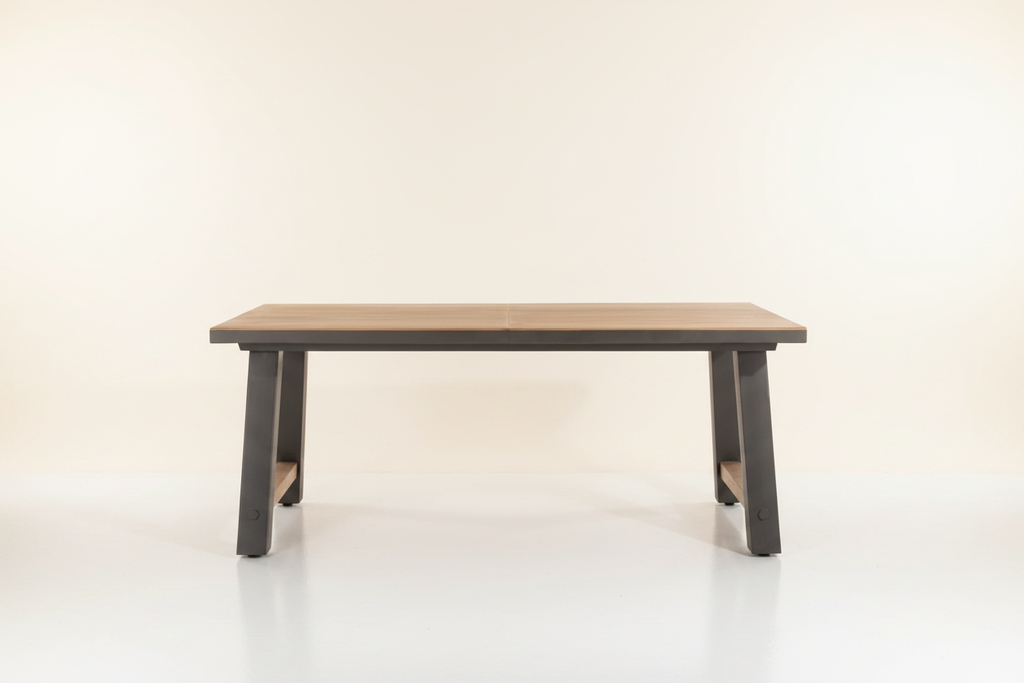Eettafel vooraanzicht crème sweep zonder decoratie